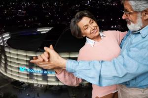 Abuelos tendrán plan gratis en Bogotá: azotarán baldosa en el Movistar Arena