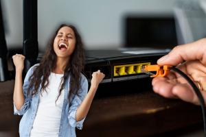 Mujer celebrando la instalación del internet