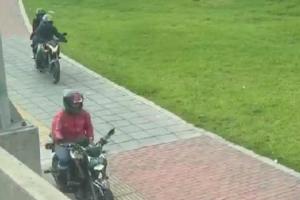 ¿Moto en el andén Policía podría pensar que es un delincuente