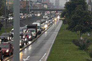 Trancón en NQS por Transmilenio varado