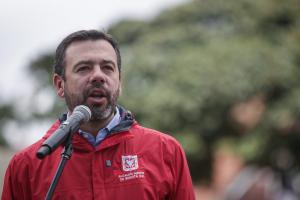 Carlos Fernando Galán ordena reforzar la seguridad en sedes diplomáticas de Estados Unidos y Venezuela