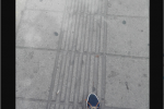 En los andenes también está presente el braille con el piso táctil como guía 