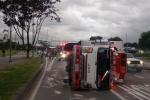 Camión volcado en la avenida Boyacá