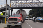 Choque de grúa contra puente en Suba bogotanos deberán caminar