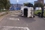 Volcamiento en AV. El Dorado detiene el tráfico conductores desesperados