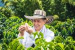 Jorge Celedón en un cultivo de café, a propósito del lanzamiento de su marca.