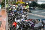 Peligro en las vías taches amenazan a motociclistas en Bogotá