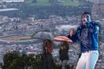 Estadio El Campín, personas con sombrilla y Silvestre Dangond