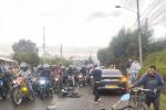 Suba colapsada por accidente: motociclista quedó tendido en el suelo