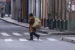 Habitante de calle caminando por Bogotá