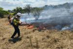 Cuerpo de bomberos controlando incendios en Cundinamarca