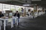 Jurados de votación cuidando las urnas en jornada electoral