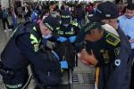 Policía amamantando a bebé en el Terminal