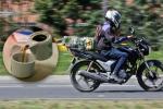 Motociclista transitando por una calle de Bogotá.