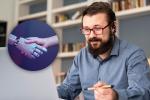 Cursos gratis en Bogotá Hombre estudiando curso virtual