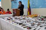 Entrega de armas y drogas por parte de jóvenes