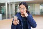 Mujer contestando llamada de extraño