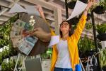Mujer buscando empleo para ganar salario