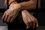 Hombre  tras las rejas de una prisión
