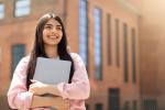 Joven estudiante universitaria