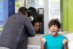 Hombre activando sus pasajes gratis en TransMilenio