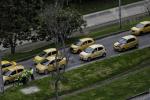 Taxis circulando por las calles de Bogotá Pico y placa para taxis