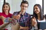 Jóvenes haciendo sus prácticas laborales