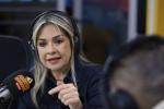 Vicky Dávila, candidata presidencial, en la cabina de Alerta Bogotá.