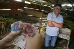 Campesino en Bogotá recibiendo apoyo económico