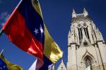 La bandera de Venezuela ondea frente a la iglesia de Lourdes, en Bogotá