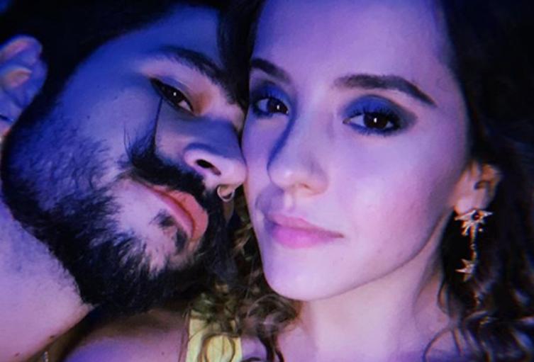 Camilo compartió un gracioso video de su novia lanzándose a una piscina con un flotador en forma de unicornio.