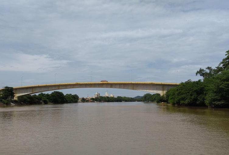 Sobre el  río Sinú  en Montería hay dos puentes.   