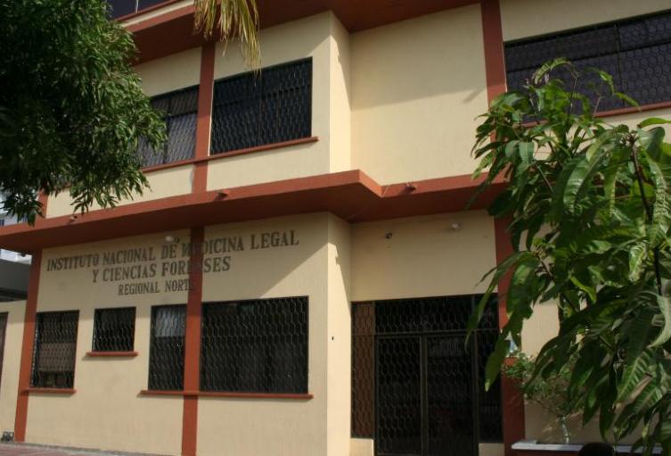 El cadáver de Alberto Meza fue llevado a Medicina Legal.
