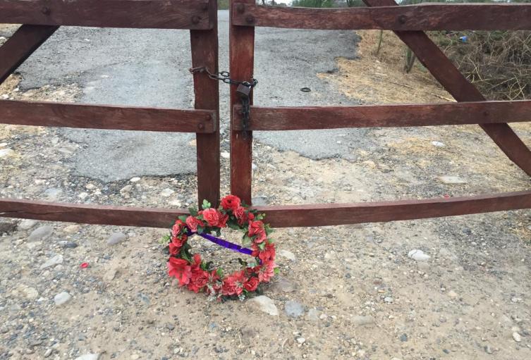 siguen las amenazas contra líderes wayuu, ahora una corona fúnebre fue dejada en la entrada de la comunidad