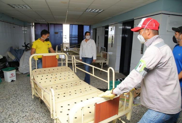 Los obreros trabajan las 24 horas del día para entregar el hospital.