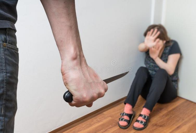 El hombre la habría asesinado con cuchillo.