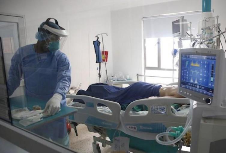Se deberán suspender los procedimientos de baja complejidad, las cirugías programadas, y todas las actividades que puedan generar ocupación de camas UCI.