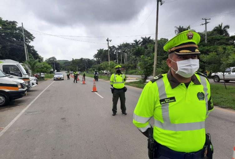 Dispositivo de seguridad vial por puente festivo