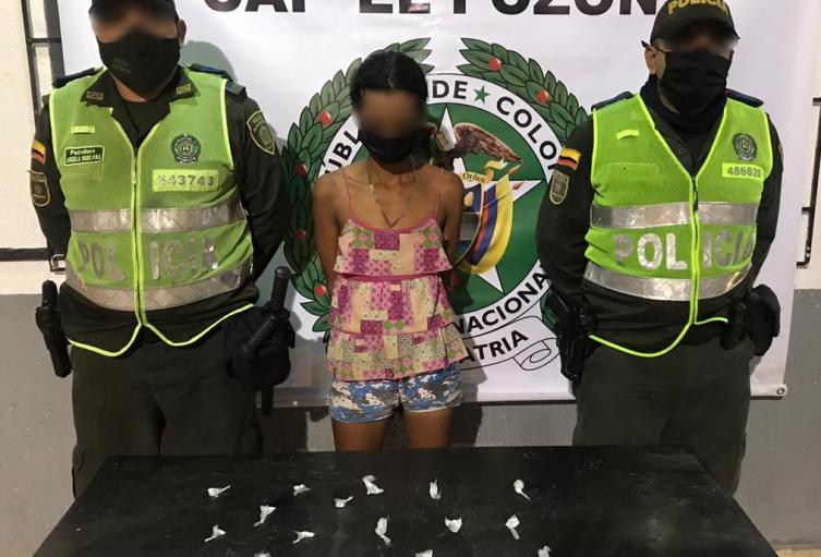 22 dosis de base de coca envueltas en bolsitas transparente.