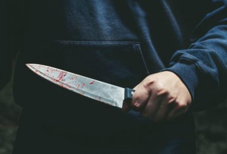 Falleció en el hospital local producto de varias heridas en la cabeza y cuello.