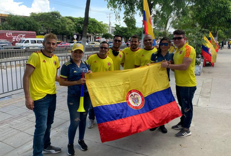 Hinchas de toda Colombia llegaron a Barranquilla para apoyar a la selección