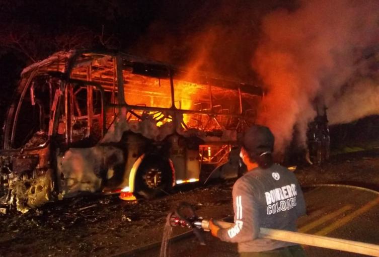 EL bus fue consumido por las llamas por una falla mecánica 