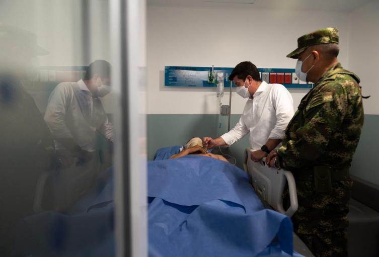 El ministro   le envió mensaje a familires de soldados heridos 