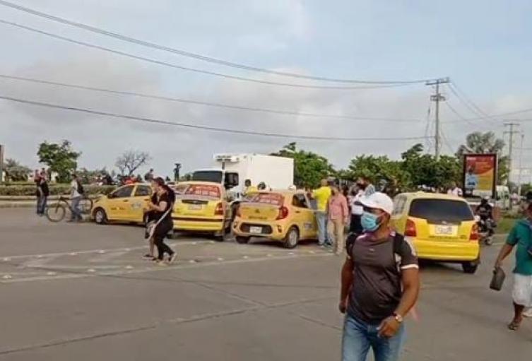 Pese a que no hubo acuerdo con el alcalde de Cartagena, taxistas levantaron paro que duró seis horas 