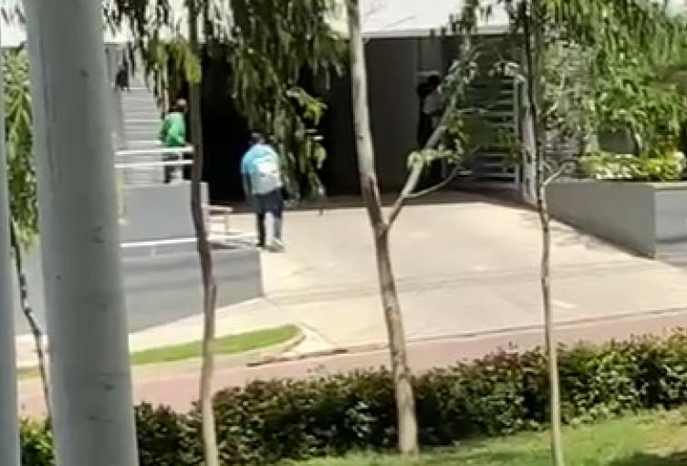 La víctima corrió hacia el parqueadero del edificio donde finalmente fue asesinado.