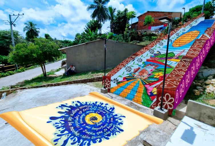 En el mural de las escaleras se destaca la tradición artesanal, en las vivencias y sueños de los usiacureños.