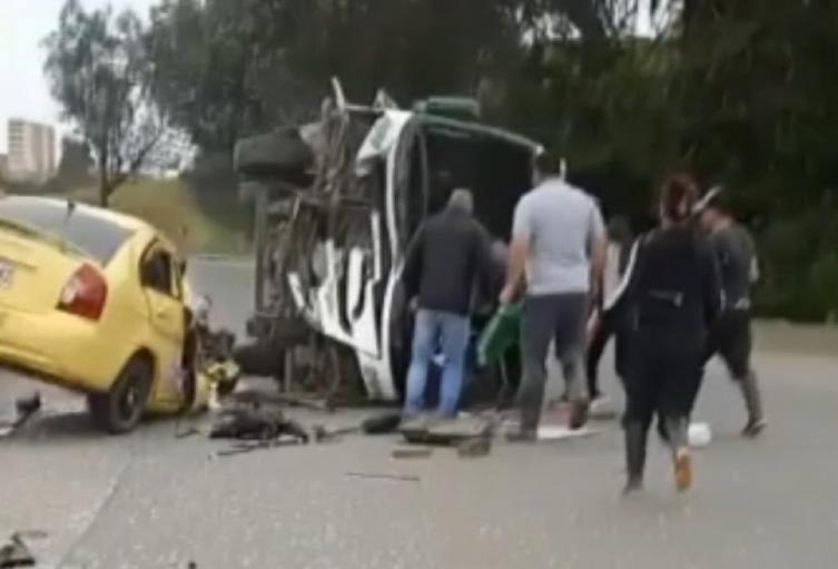 [Video] Choque fatal: un muerto y 12 heridos dejó accidente en Santa Rosa de Osos, Antioquia
