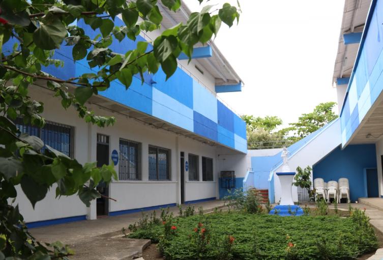 El colegio fue construido en la margen izquierda de Montería