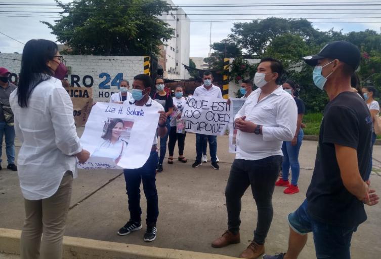 Familiares de las victimas, realizando un plantón a las afuera de las instalaciones de la seccional de Fiscalías de Valledupar