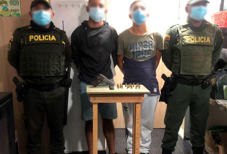 Les hallaron un arma de fuego y 15 cartuchos calibre 9 Milímetros